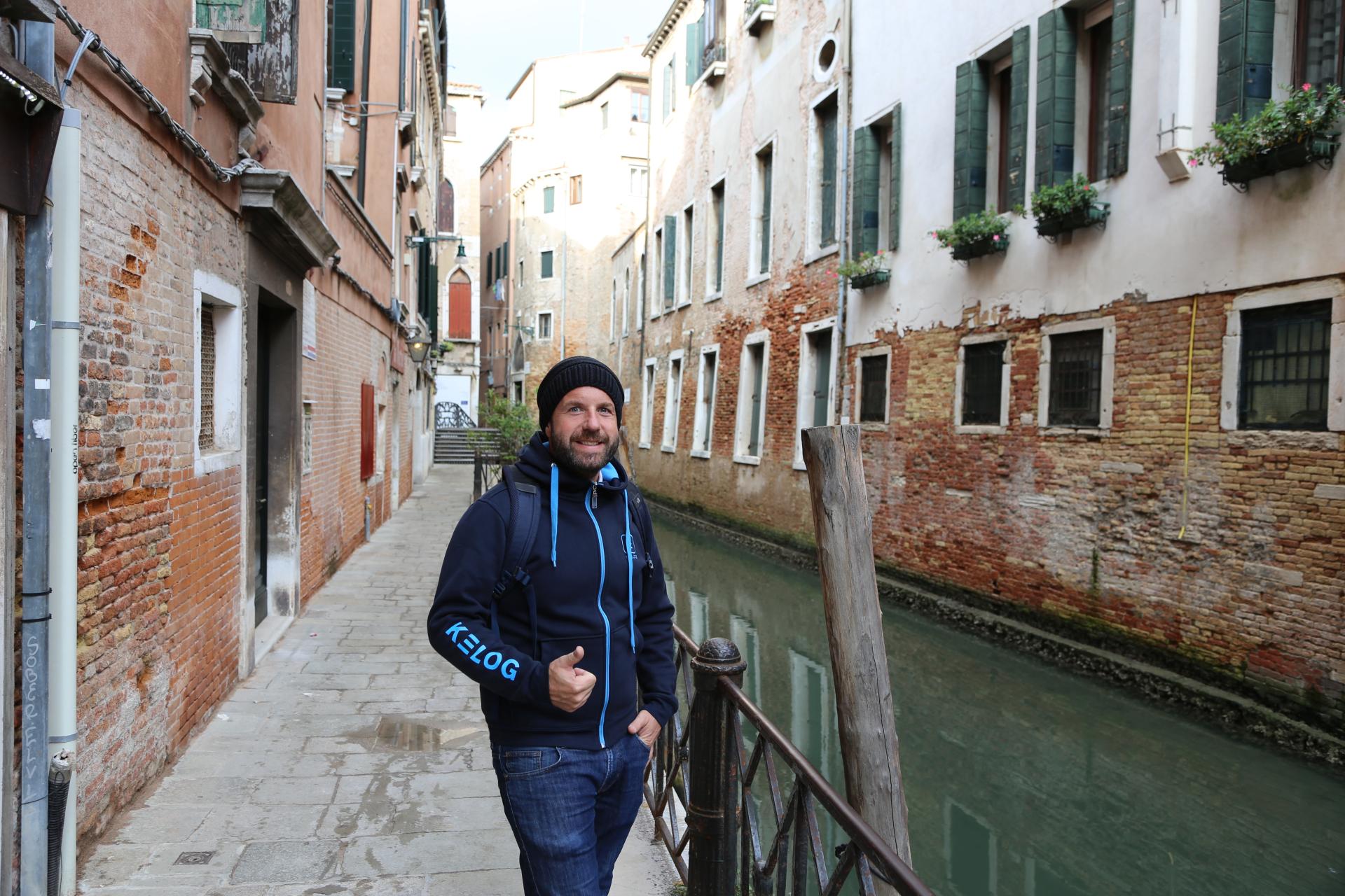 Einer von 30 Millionen Besuchern pro Jahr. - Gebäude, Kanäle, Personen, Wasser - WEISSINGER Andreas - (Venedig, Venezia, Veneto, Italien)