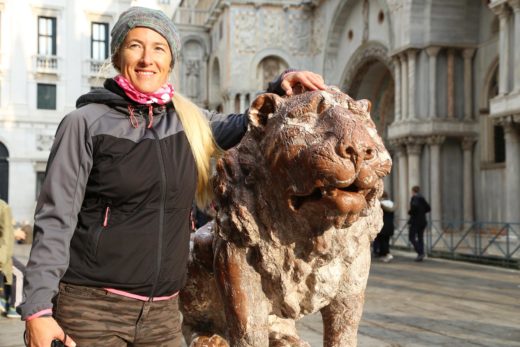 Die Löwenstatue am Piazzetta dei Leoncini - Denkmäler, Emotionen, Glück, Lächeln, Löwenstatue, Personen, Piazzetta dei Leoncini, Statuen, Tiere - WEISSINGER Sofia - (San Marco, Veneto, Italien)