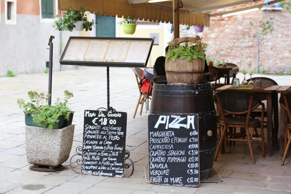 Osteria Al Pozzo Roverso - Blumen, Pflanzen, Restaurant, Speis, Speisekarte, Töpfe - (San Marco, Veneto, Italien)