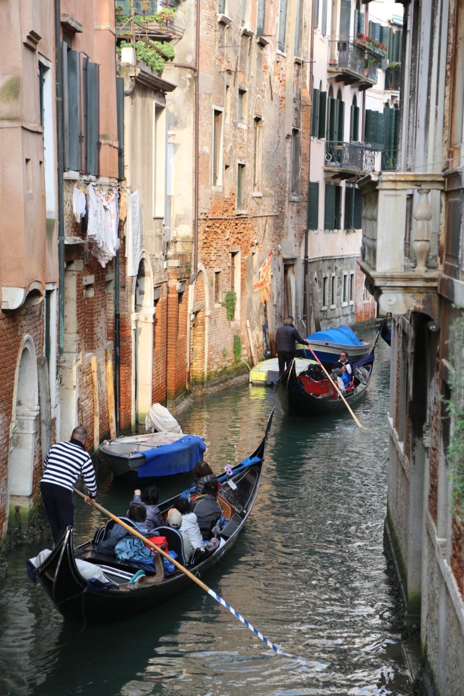 Venezianische Gondeln am Rio de Santa Maria Formosa - Boote, Gebäude, Gondeln, Wasser, Wasserfahrzeuge - (San Marco, Veneto, Italien)