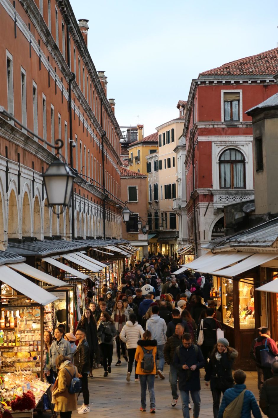 Einkaufsstraße - Ruga Dei Oresi - Gebäude, Gruppen, Menschenmengen, Personen, Sehenswürdigkeit, Wege - (Rialto, Venezia, Veneto, Italien)