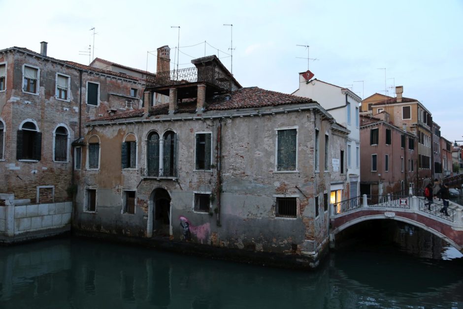 Historische Bausubstanz? - Brücken, Gebäude, Graffiti, Kanäle, Wasser - (Dorsoduro, Veneto, Italien)