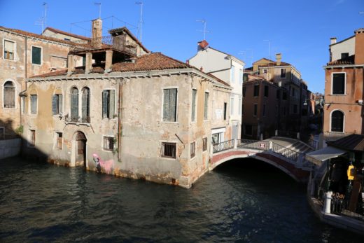 Historische Bausubstanz? - Brücken, Gebäude, Graffiti, Kanäle, Wasser - (Dorsoduro, Veneto, Italien)