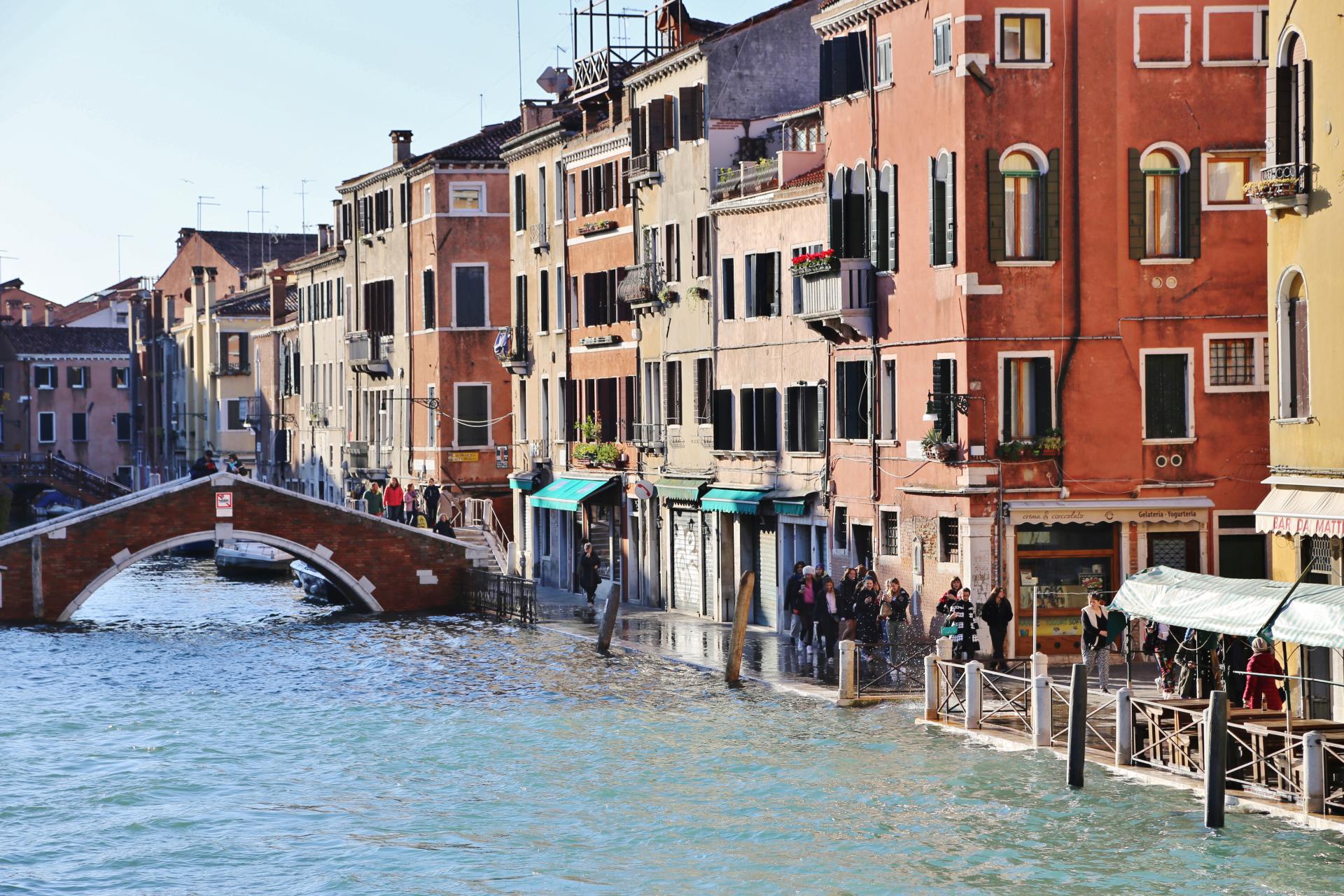 Hoher Wasserstand am Fondamenta Pagan - Boote, Brücken, Fondamenta Pagan, Gebäude, Gewässer, Kanäle, Wasser - (Piazzale Roma, Santa Croce, Veneto, Italien)