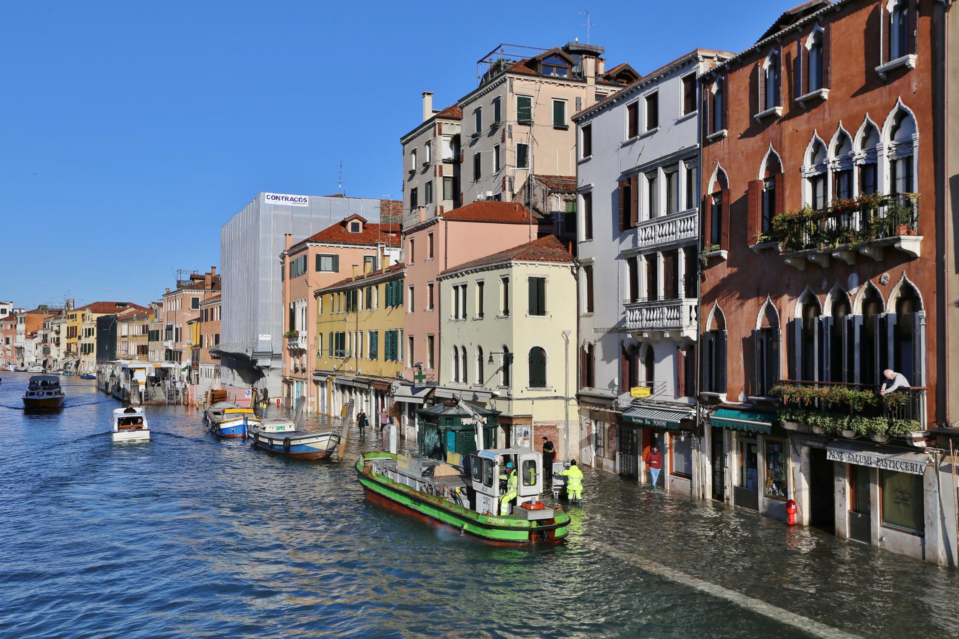 Blick von der Ponte delle Guglie - Boote, Fahrzeuge, Gebäude, Gewässer, Kanäle, Wasser, Wasserfahrzeuge - (Cannaregio, Veneto, Italien)