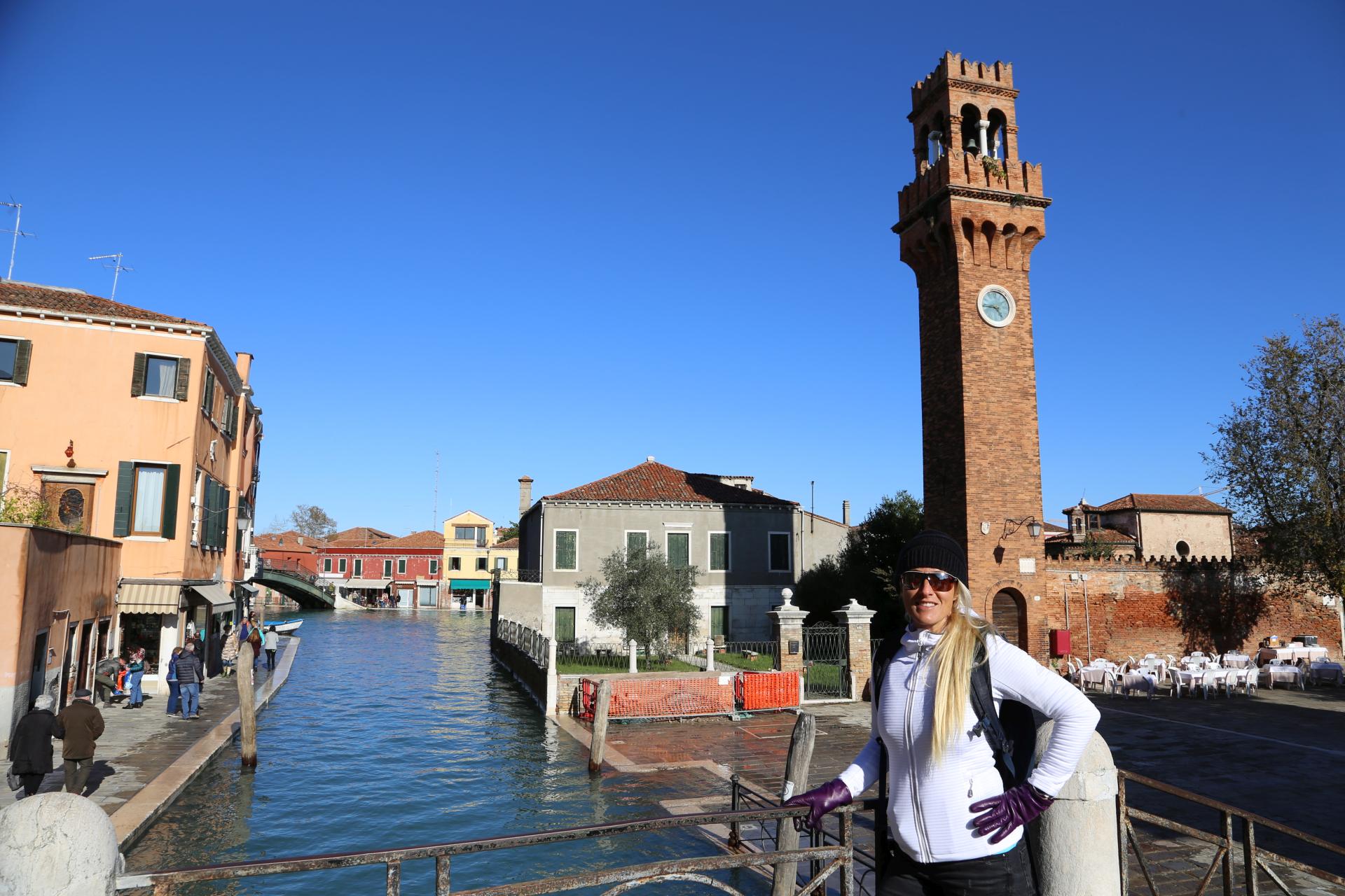 Sofia vor dem La Torre Civica di Murano - Architektur, Gebäude, Glockenturm, Kanäle, La Torre Civica, Personen, Turm - WEISSINGER Sofia - (Murano, Veneto, Italien)