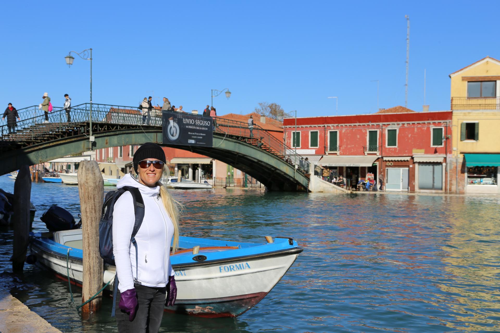 Hoher Wasserstand am Canale Ponte Longo - Boote, Brücken, Canale Ponte Longo, Gebäude, Personen, Ponte Longo, Wasser, Wasserfahrzeuge - WEISSINGER Sofia - (Murano, Veneto, Italien)