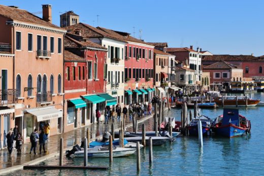 Uferpromenade am Canale Ponte Longo von der Ponte Longo o Vivarini - Boote, Canale Ponte Longo, Gebäude, Häuser, Uferpromenade - (Murano, Veneto, Italien)