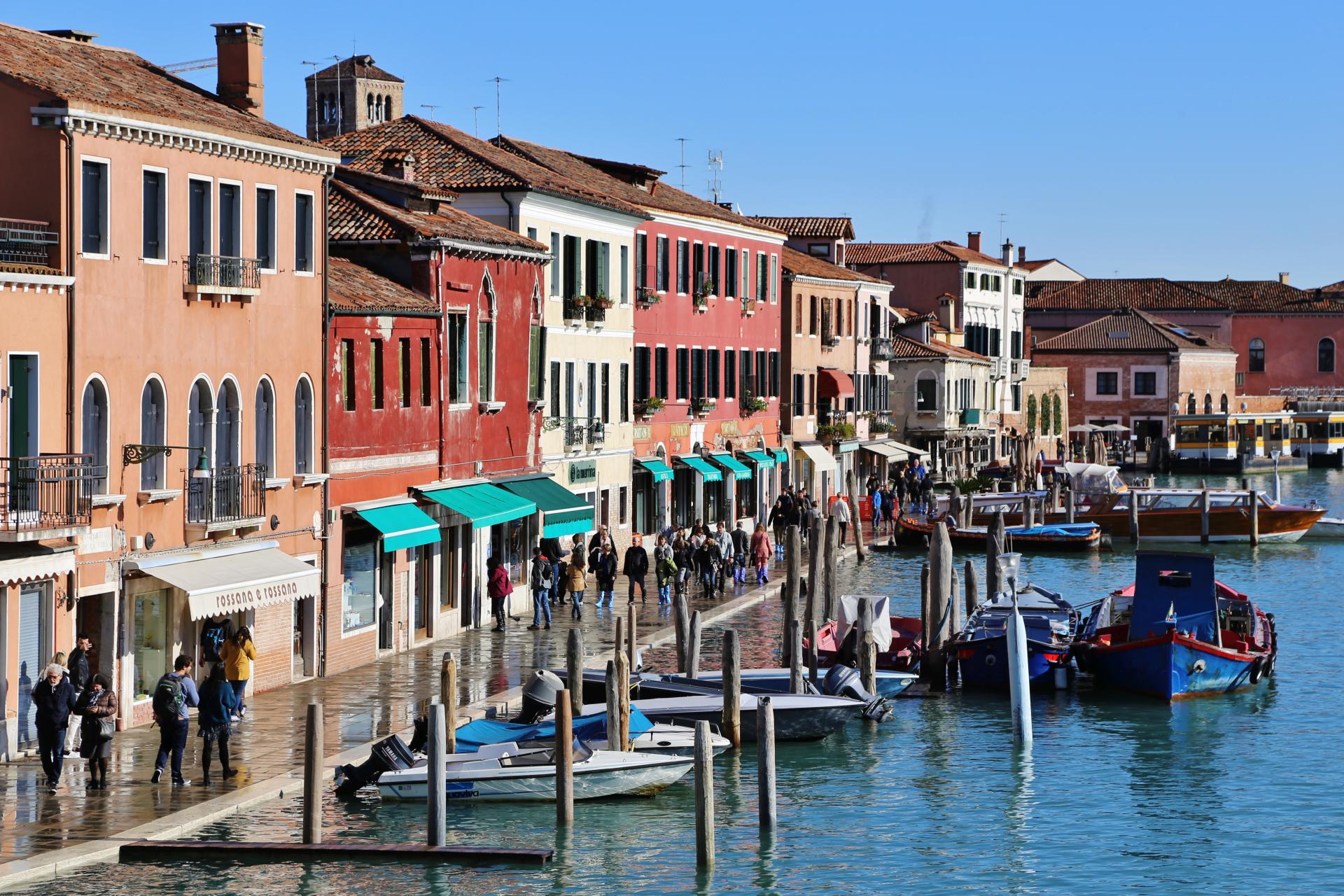 Uferpromenade am Canale Ponte Longo von der Ponte Longo o Vivarini - Boote, Canale Ponte Longo, Gebäude, Häuser, Uferpromenade - (Murano, Veneto, Italien)