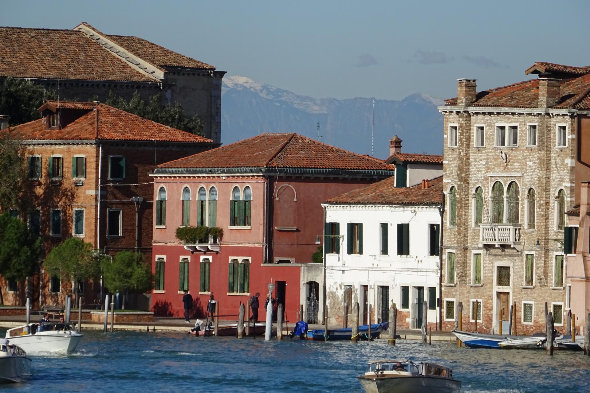 Canale degli Angeli von der Ponte Longo - Boote, Canale degli Angeli, Gebäude, Häuser, Ponte Longo, Uferpromenade, Wasser, Wasserfahrzeuge - (Murano, Veneto, Italien)