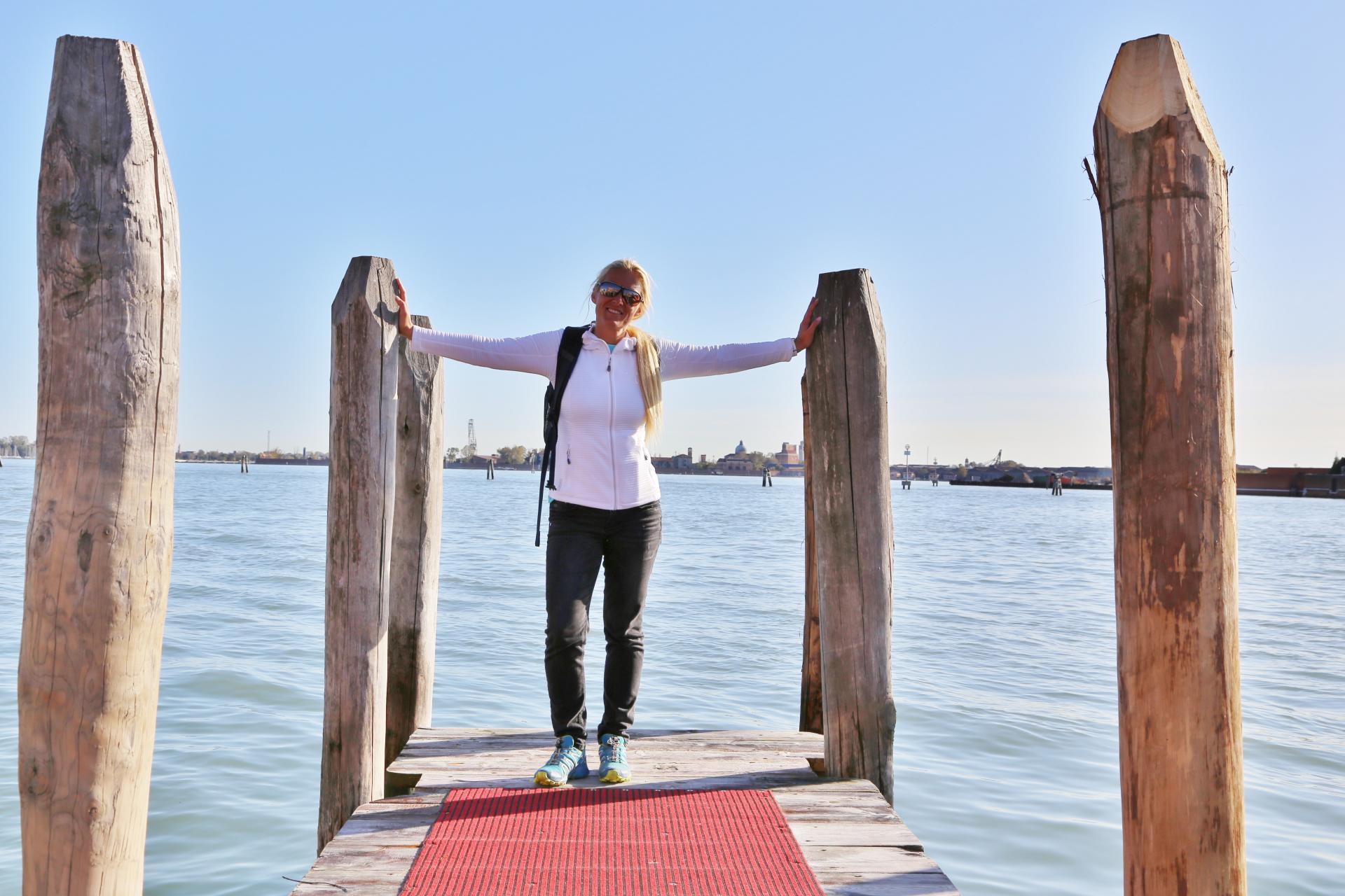 Holzsteg mit Pfählen, der Fußboden auf dem Wasser - Holzsteg, Personen, Pfähle, Steg - WEISSINGER Sofia - (Murano, Veneto, Italien)