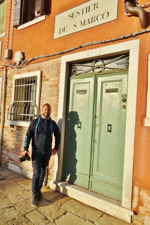 Vor dem Tor. - Eingangstür, Personen, Tür - WEISSINGER Andreas - (Dorsoduro, Veneto, Italien)