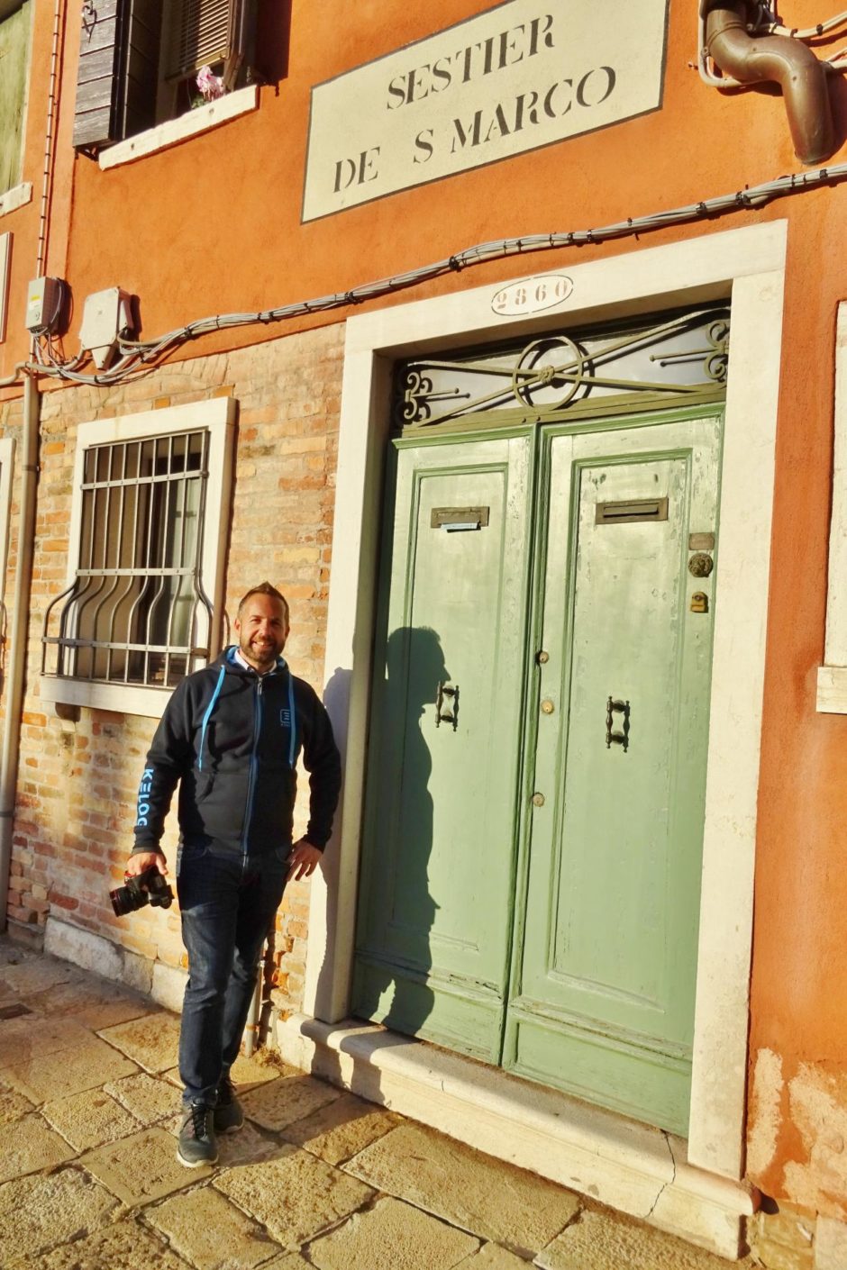 Vor dem Tor. - Eingangstür, Personen, Tür - WEISSINGER Andreas - (Dorsoduro, Veneto, Italien)
