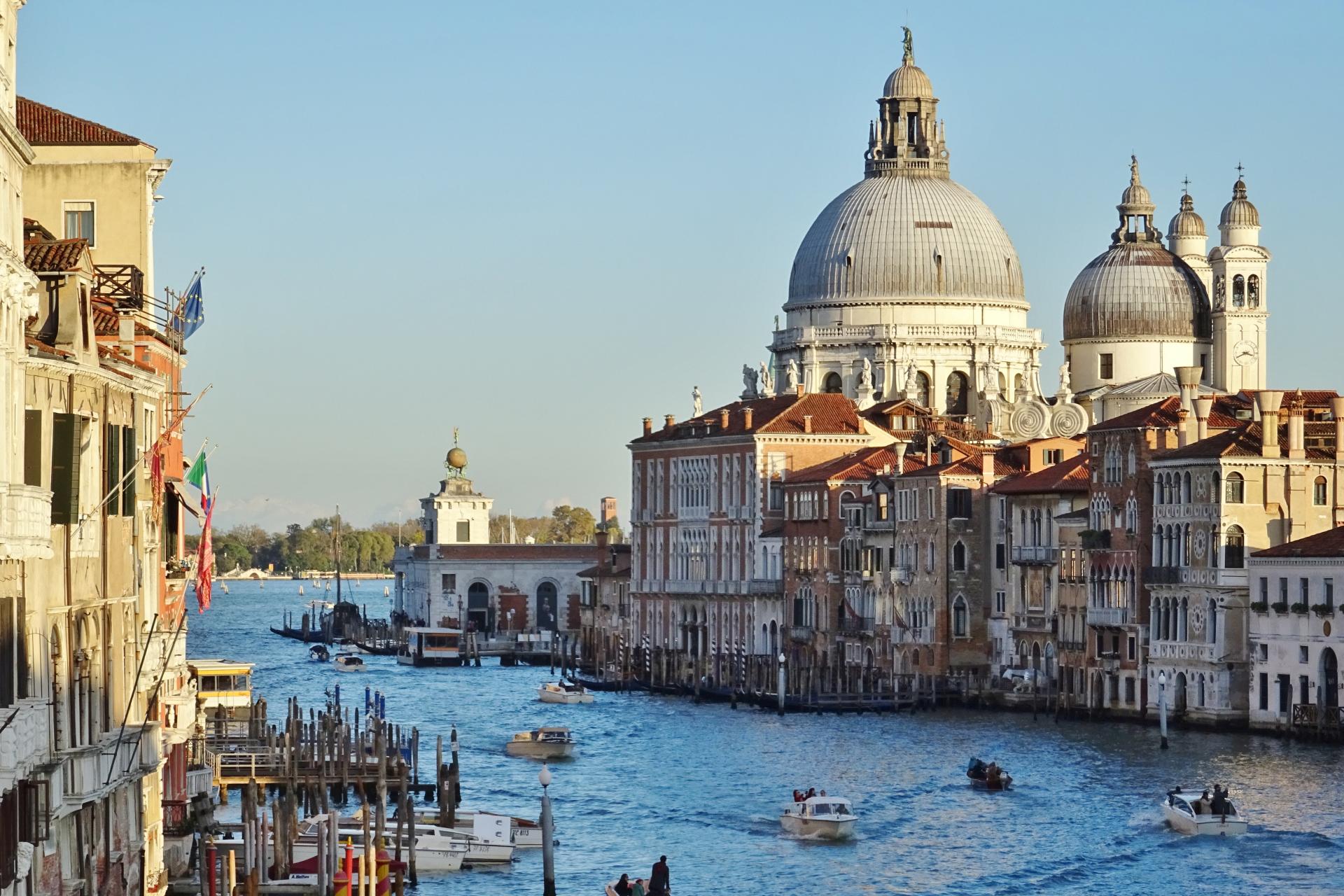 Blick von der Ponte dell'Accademia auf den Canal Grande - Architektur, Basilica, Basilica di Santa Maria della Salute, Bauwerke, Boote, Gebäude, Kuppeln, Sehenswürdigkeit, Stege, Wasserfahrzeuge - (Dorsoduro, Veneto, Italien)