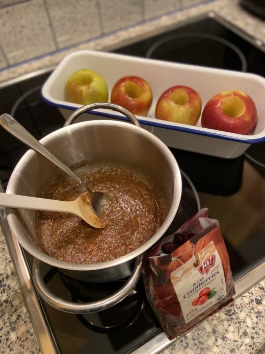 Na, Apfel, Lust auf eine Füllung? - Äpfel, Bratäpfel, Essen, Füllung, Süßspeisen, Vanillesauce - (Niederleis, Niederösterreich, Österreich)