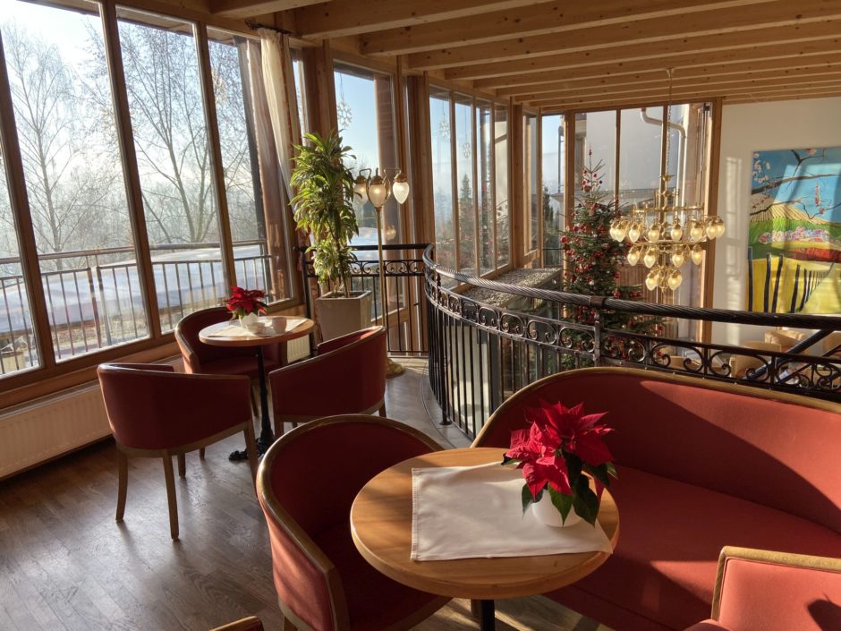 Die Kaffee Lounge und Bar im Hotel - Bank, Fenster, Geländer, Lounge, Pflanzen, Stühle, Tisch - (Sauberg, Wagerberg, Steiermark, Österreich)