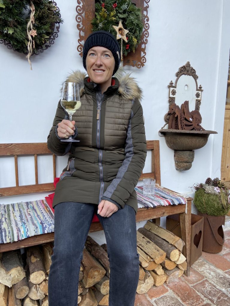 Wer Wein verdient, soll nicht Wasser bekommen. - Adventmarkt, Christkindlmarkt, Innenhof, Personen, Weihnachtsmarkt, Weingut Glatz - WEISSINGER Sofia - (Sauberg, Wagerberg, Steiermark, Österreich)