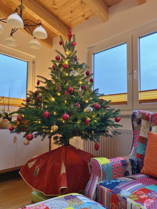 Aus der Perspektive von unten macht er sich auch recht gut. - Baum, Christbaum, Christbaumschmuck, Nordmann-Tanne, Tannen, Weihnachten - (Niederleis, Niederösterreich, Österreich)