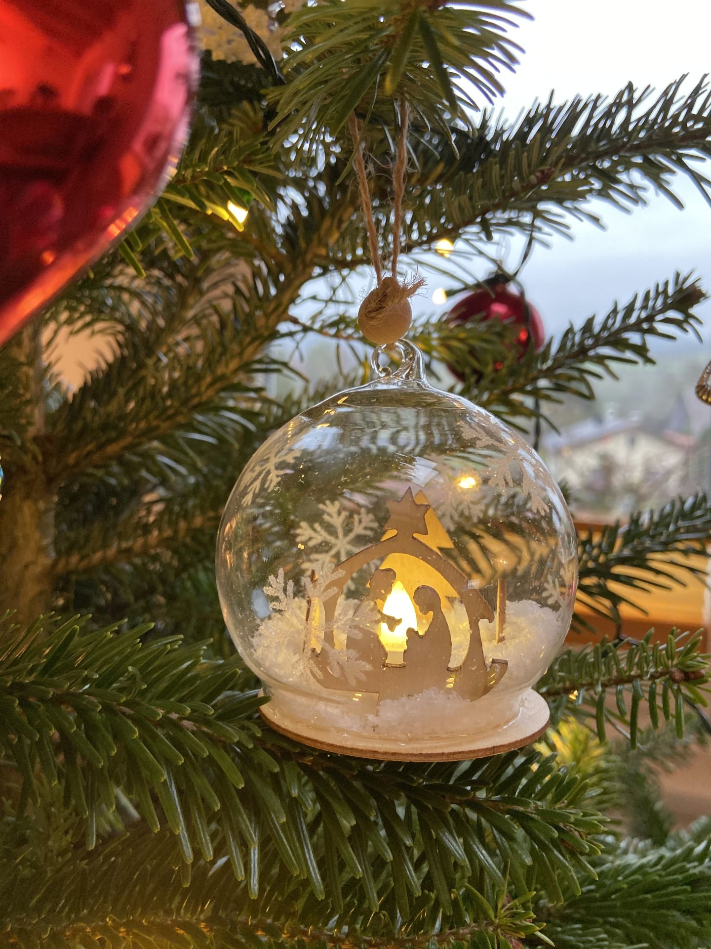 Eine von vielen wunderschönen Kugeln - Christbaum, Christbaumkugeln, Christbaumschmuck, Weihnachten - (Niederleis, Niederösterreich, Österreich)