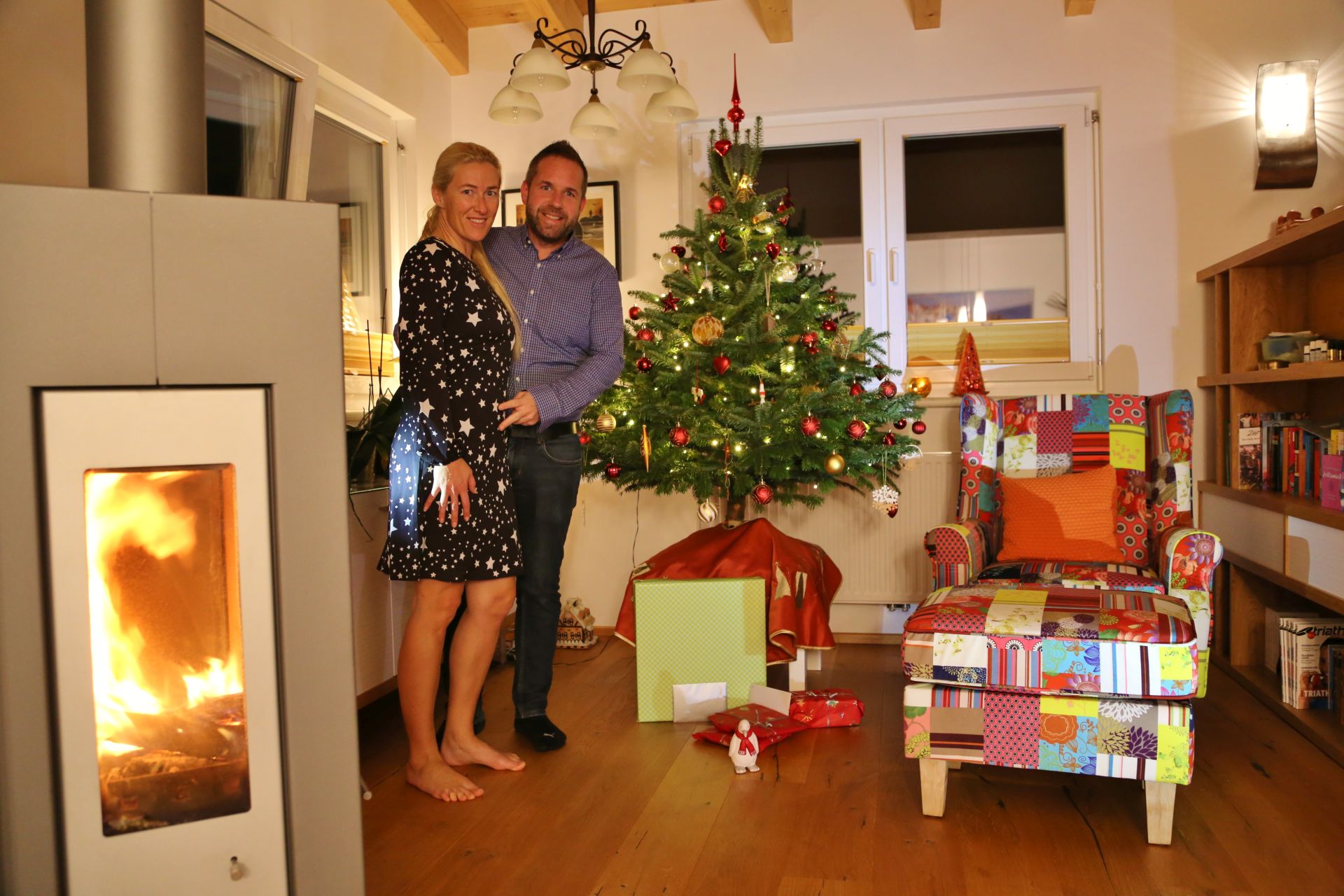 Alle Jahre Wieder! Familienfoto vor dem Christbaum. - Baum, Christbaum, Christbaumschmuck, Feuer, Flammen, Geschenke, Kaminofen, Nordmann-Tanne, Ofen, Ohrensessel, Personen, Sessel, Tannen, Weihnachten, Wohnzimmer - (Niederleis, Niederösterreich, Österreich)