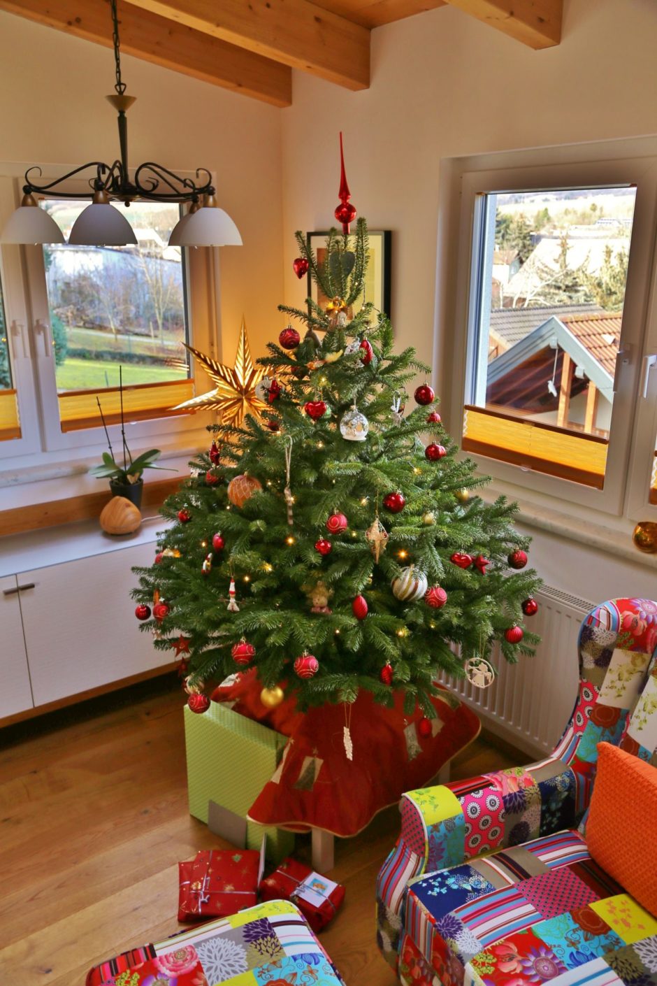 Ein Christbaum aus der Heimat macht das Weihnachtsfest perfekt. - Baum, Christbaum, Christbaumschmuck, Geschenke, Nordmann-Tanne, Tannen, Weihnachten, Wohnzimmer - (Niederleis, Niederösterreich, Österreich)