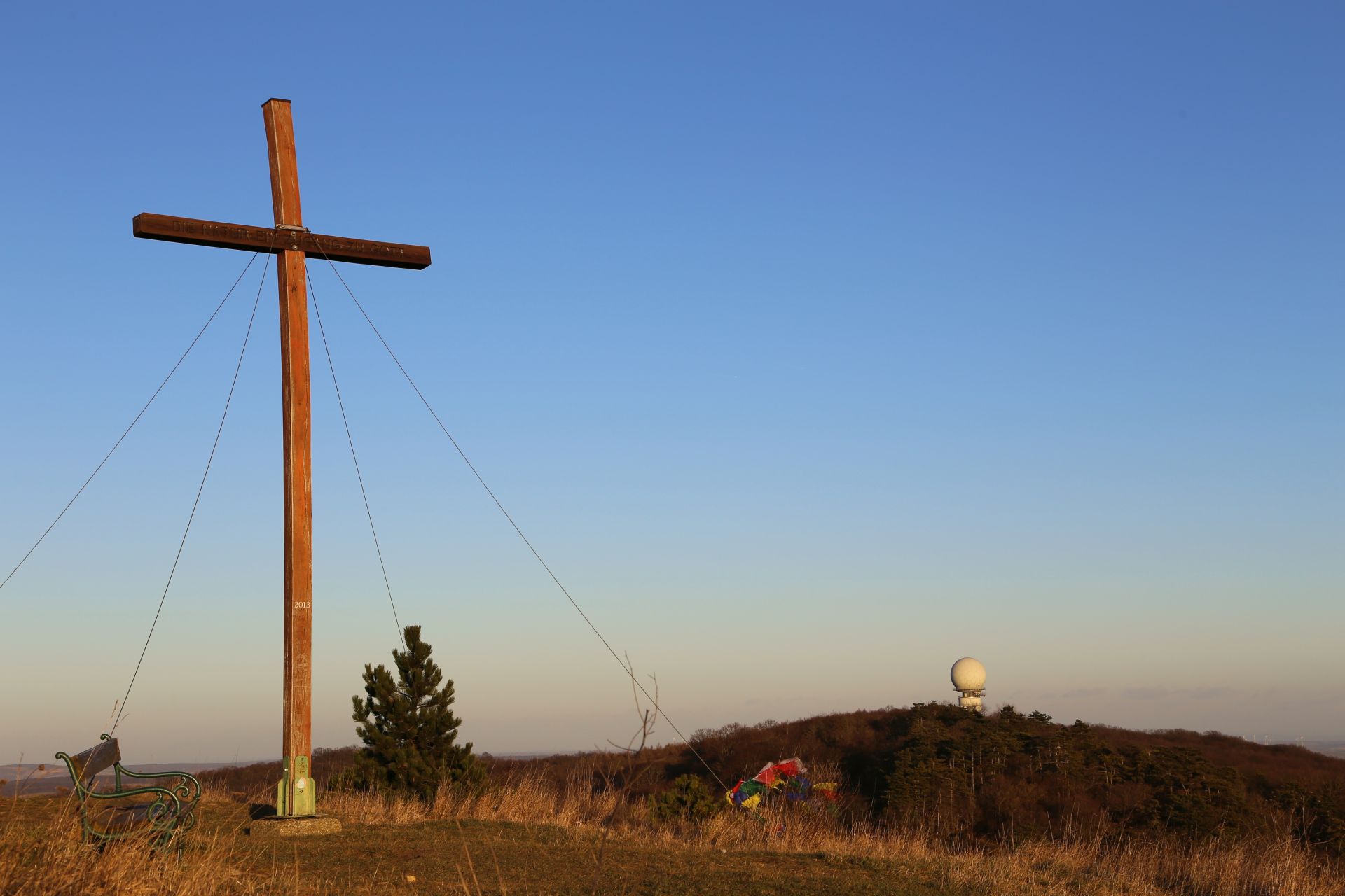 Dünne Luft schafft klare Sicht - Buschberg, Gebäude, Gipfelkreuz, Kreuz, Kugel, Landschaft, Leiser Berge, Naturpark, Panorama, Weinviertel, Winter - (Buschbergsiedlung, Au, Niederösterreich, Österreich)