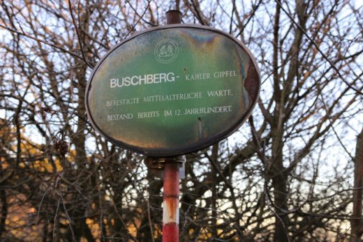 Alt, aber gut. - Beschilderung, Buschberg, Leiser Berge, Naturpark, Schild, Tafel, Weinviertel, Winter - (Buschbergsiedlung, Au, Niederösterreich, Österreich)
