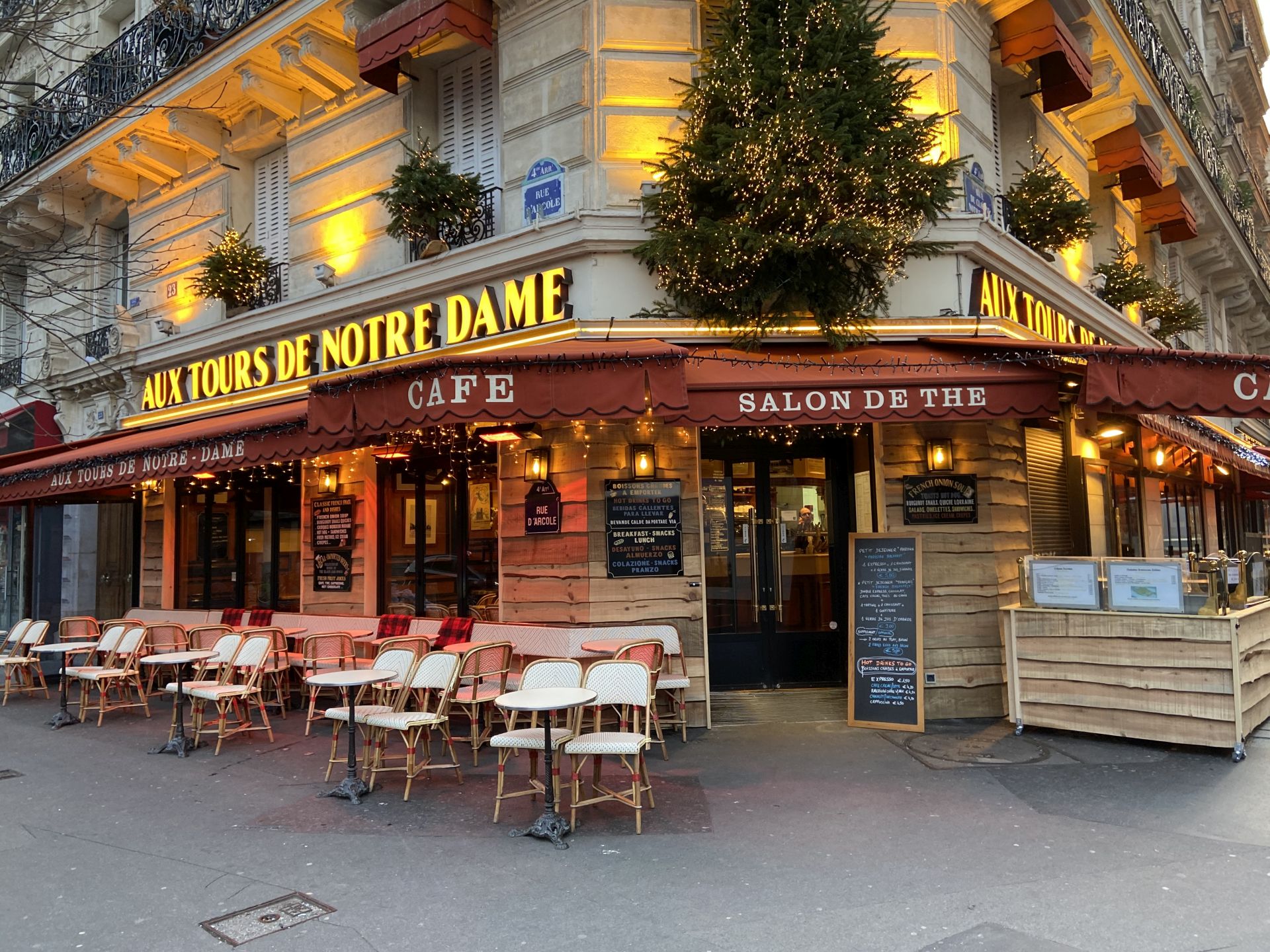Pariser Kaffeehauskultur ist überall - Café, Gastgarten, Gastronomie, Gaststätte, Kaffeehaus, Kaffeehauskultur, Kaffeehaustradition, Paris, Schanigarten, Stühle, Tische - (Paris 09 Ancien - Quartier Cité, Paris, Île-de-France, Frankreich)