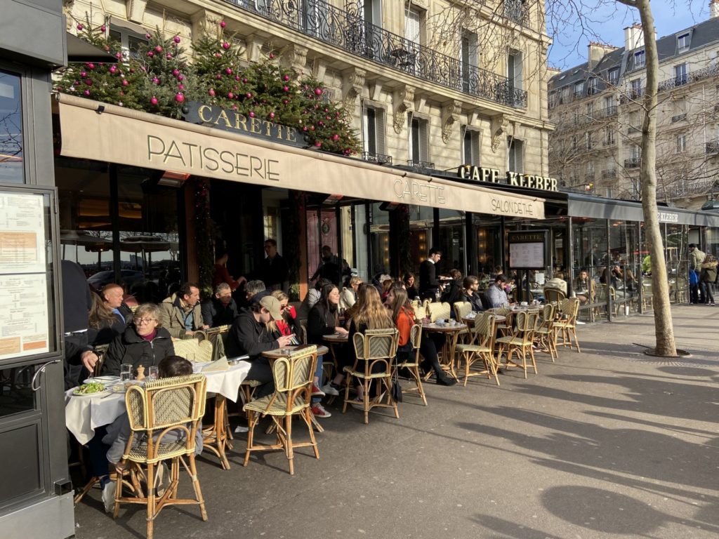 Savoir Vivre Live - Café, Gastgarten, Gastronomie, Gaststätte, Kaffeehaus, Kaffeehauskultur, Kaffeehaustradition, Paris, Restaurant, Schanigarten, Stühle, Tische - (Paris 16 Passy, Paris 16, Île-de-France, Frankreich)