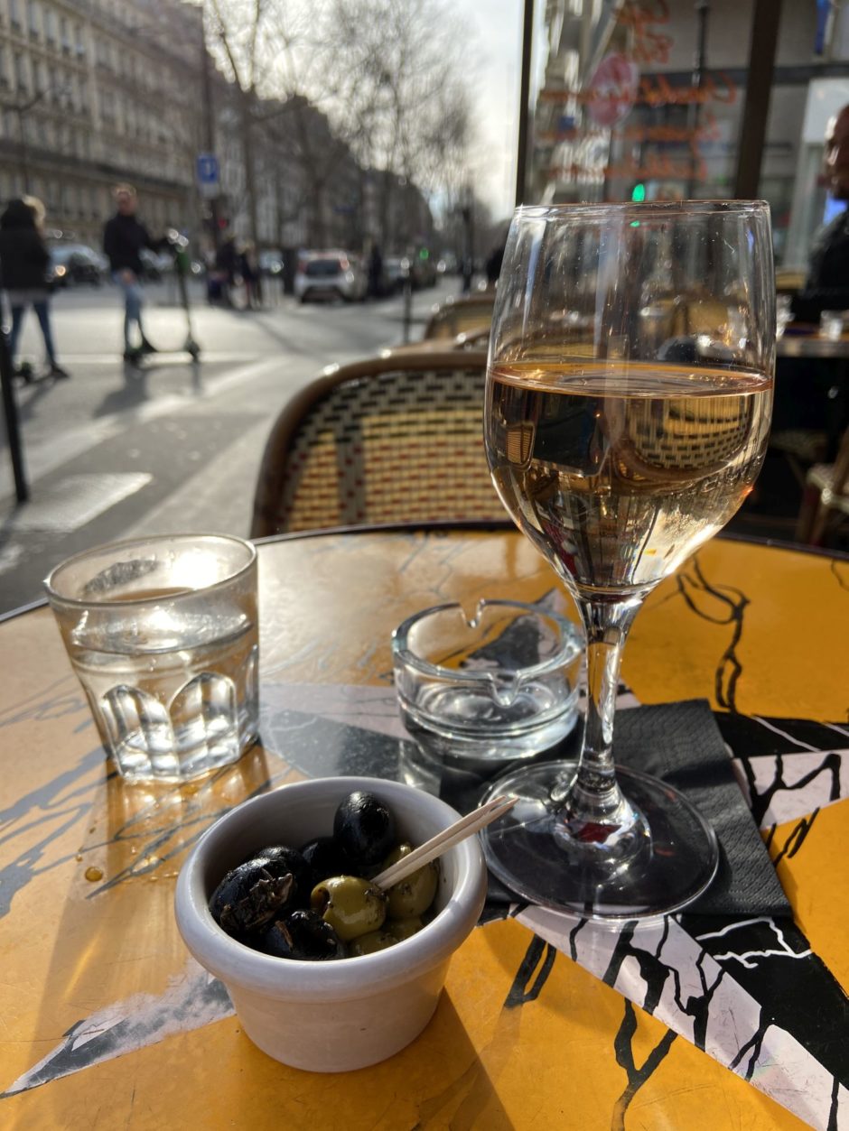 A Glas Rosé mei is des schee! - Essen, Gefäß, Glas, Oliven, Paris, Schale, Tisch, Trinken, Wein - (Paris 01 Ancien - Quartier Champs-Élysées, Paris 16, Île-de-France, Frankreich)