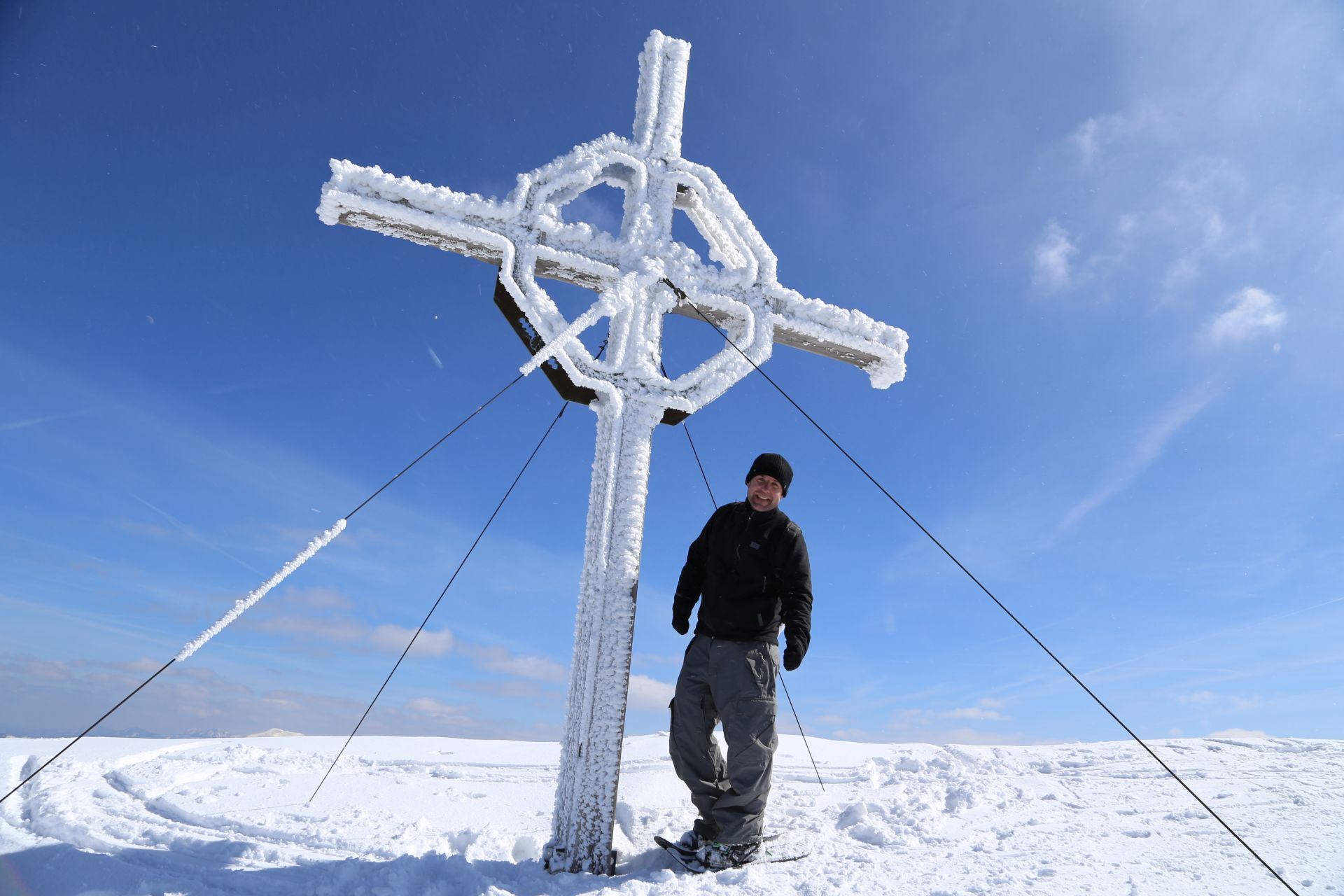 Über den Dingen - Gemeindealpe, Gipfelkreuz, Kreuz, Personen, Schnee, Schneeschuhwandern, Winter, Winterlandschaft, Zellerrain - WEISSINGER Andreas - (Mitterbach-Seerotte, Josefsrotte, Niederösterreich, Österreich)