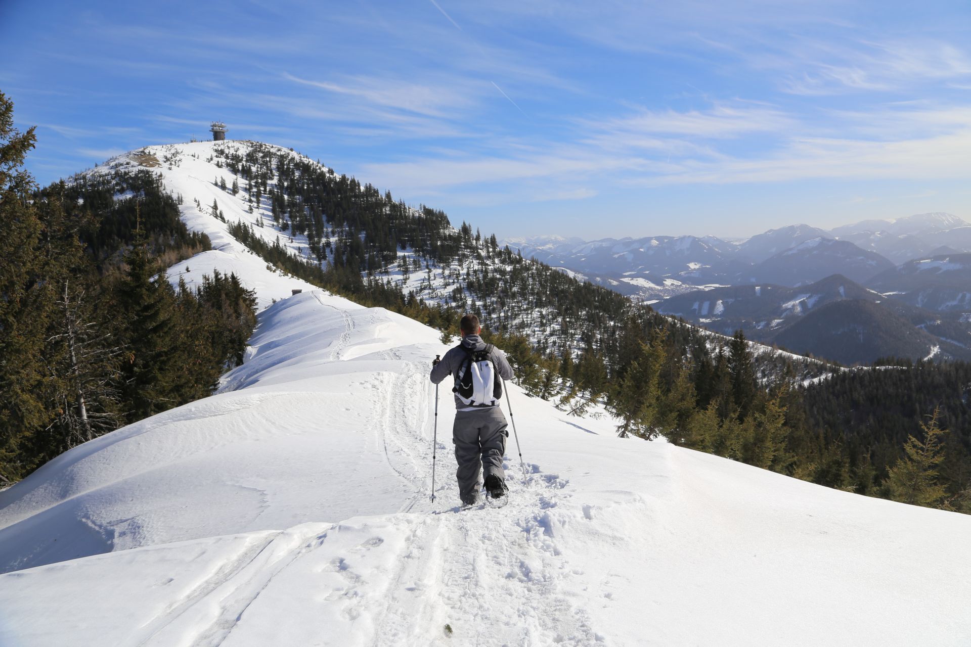 Hinter mir die Sintflut - Berge, Bergkamm, Berglandschaft, Bergrücken, Fährte, Fußspuren, Fußstapfen, Gebirgskamm, Gemeindealpe, Gipfel, Hügel, Landschaft, Natur, Panorama, Personen, Scharte, Schnee, Schneeschuhwandern, Sendeanlage, Sendeturm, Spuren, Trittspur, Winter, Winterlandschaft, Zellerrain - WEISSINGER Andreas - (Taschelbach, Josefsrotte, Niederösterreich, Österreich)