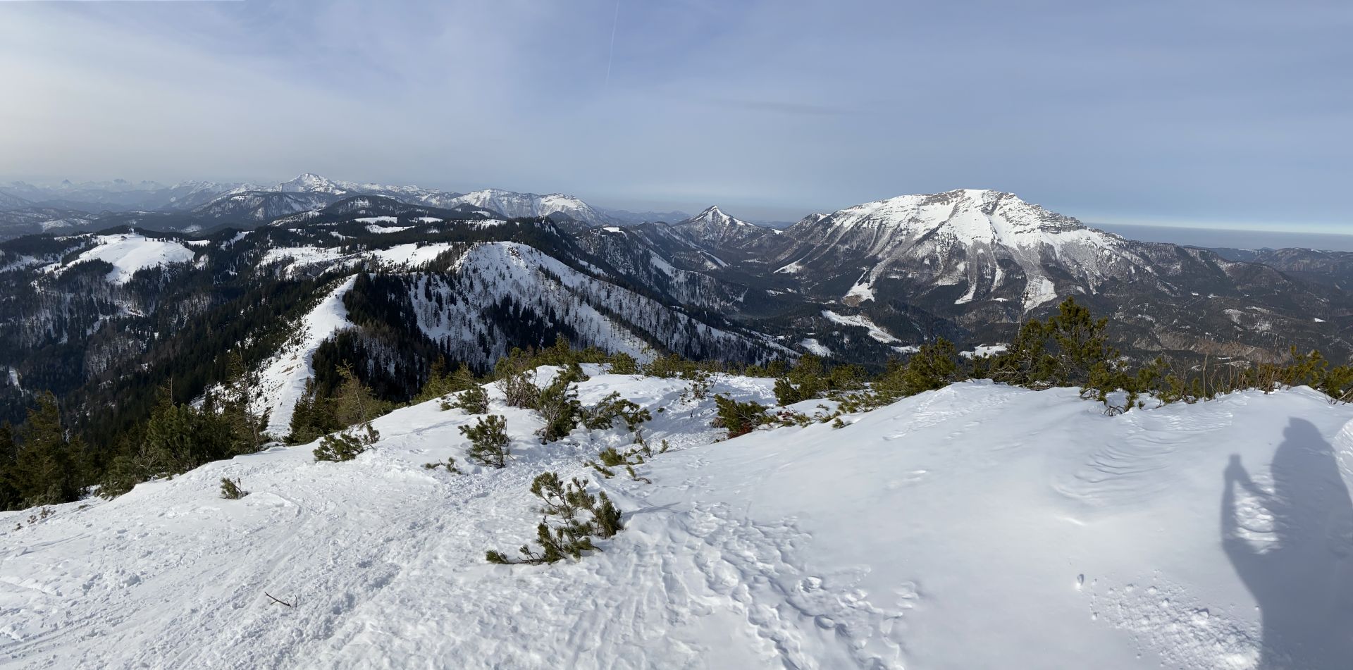 A scheens Panorama hama! - Berge, Bergkamm, Berglandschaft, Bergrücken, Fährte, Fußspuren, Fußstapfen, Gebirgskamm, Gemeindealpe, Gipfel, Hügel, Landschaft, Natur, Panorama, Scharte, Schnee, Schneeschuhwandern, Spuren, Trittspur, Winter, Winterlandschaft, Zellerrain - (Hagen, Josefsrotte, Niederösterreich, Österreich)