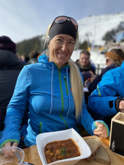 Gulaschkanone - Balzplatzerl, Essen, Gemeindealpe, Gulasch, Gulaschsuppe, Hütte, Hüttenzauber, Personen, Schneeschuhwandern, Suppe, Zellerrain - WEISSINGER Sofia - (Mitterbach-Seerotte, Josefsrotte, Niederösterreich, Österreich)