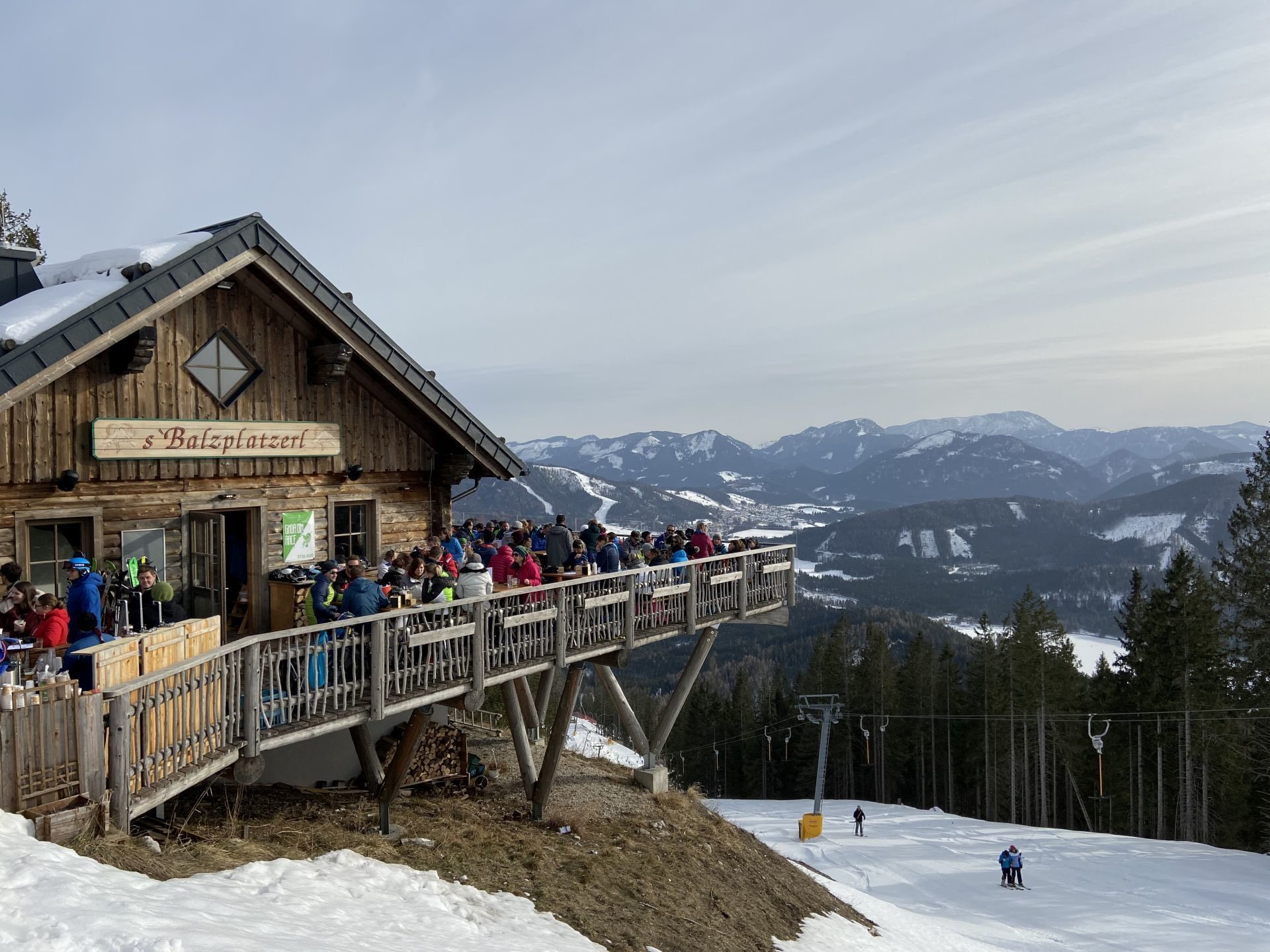 An schönen Orten ist man nicht alleine - Balzplatzerl, Berge, Berglandschaft, Gebäude, Gemeindealpe, Gipfel, Haus, Hügel, Hütte, Hüttenzauber, Landschaft, Natur, Panorama, Schnee, Schneeschuhwandern, Winter, Winterlandschaft, Zellerrain - (Mitterbach-Seerotte, Josefsrotte, Niederösterreich, Österreich)