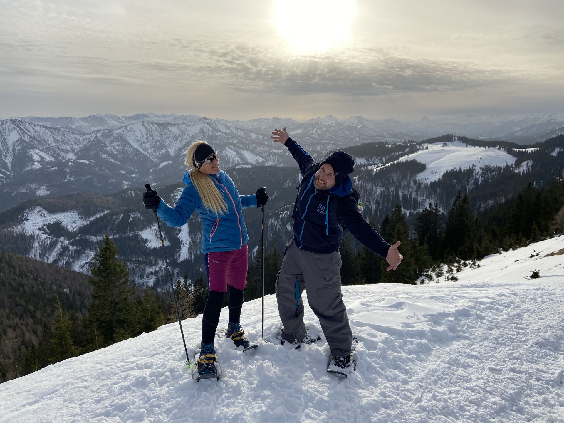 So schön, dass man die Welt umarmen könnte - Berge, Berglandschaft, Gemeindealpe, Gipfel, Hügel, Landschaft, Natur, Panorama, Personen, Schnee, Schneeschuhwandern, Sonnenuntergang, Winter, Winterlandschaft, Zellerrain - WEISSINGER Sofia, WEISSINGER Andreas - (Hagen, Josefsrotte, Niederösterreich, Österreich)