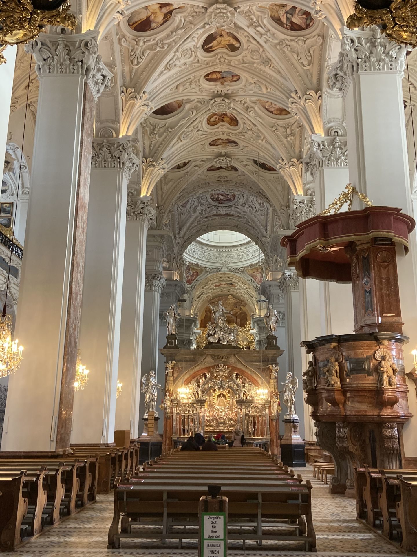 Beindruckende Innenansichten - Bänke, Basilica, Decke, Gebäude, Gemeindealpe, Gnadenort, Kirche, Mariä Geburt, Mariazell, Plafond, Schneeschuhwandern, Wallfahrtsort, Zellerrain - (Mariazell, Steiermark, Österreich)