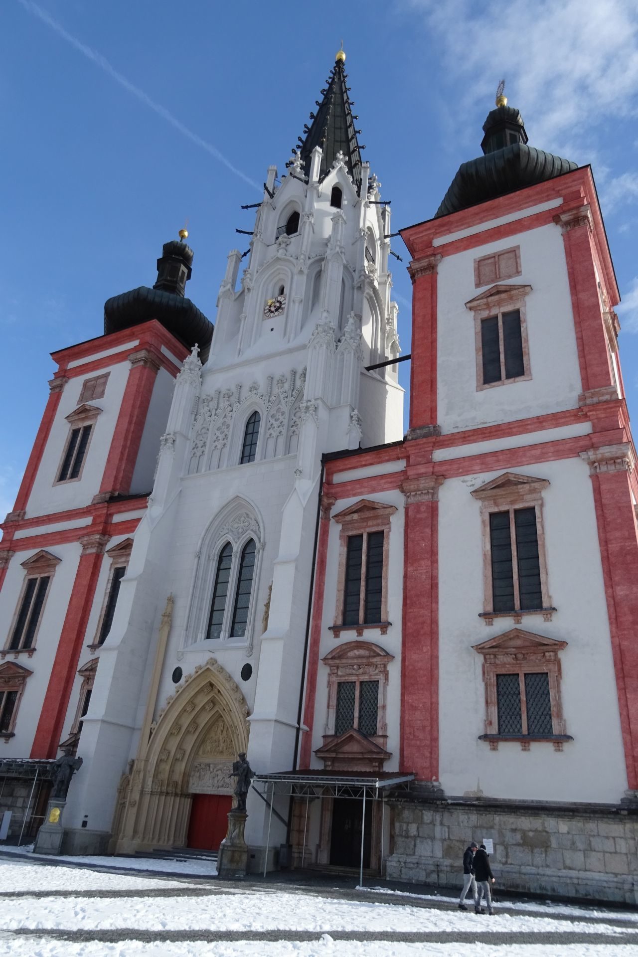 Imposante Basilika von Mariazell - Architektur, Basilica, Gebäude, Gemeindealpe, Glockenturm, Gnadenort, Kirche, Kirchturm, Mariä Geburt, Mariazell, Schneeschuhwandern, Turm, Wallfahrtsort, Zellerrain - (Mariazell, Steiermark, Österreich)