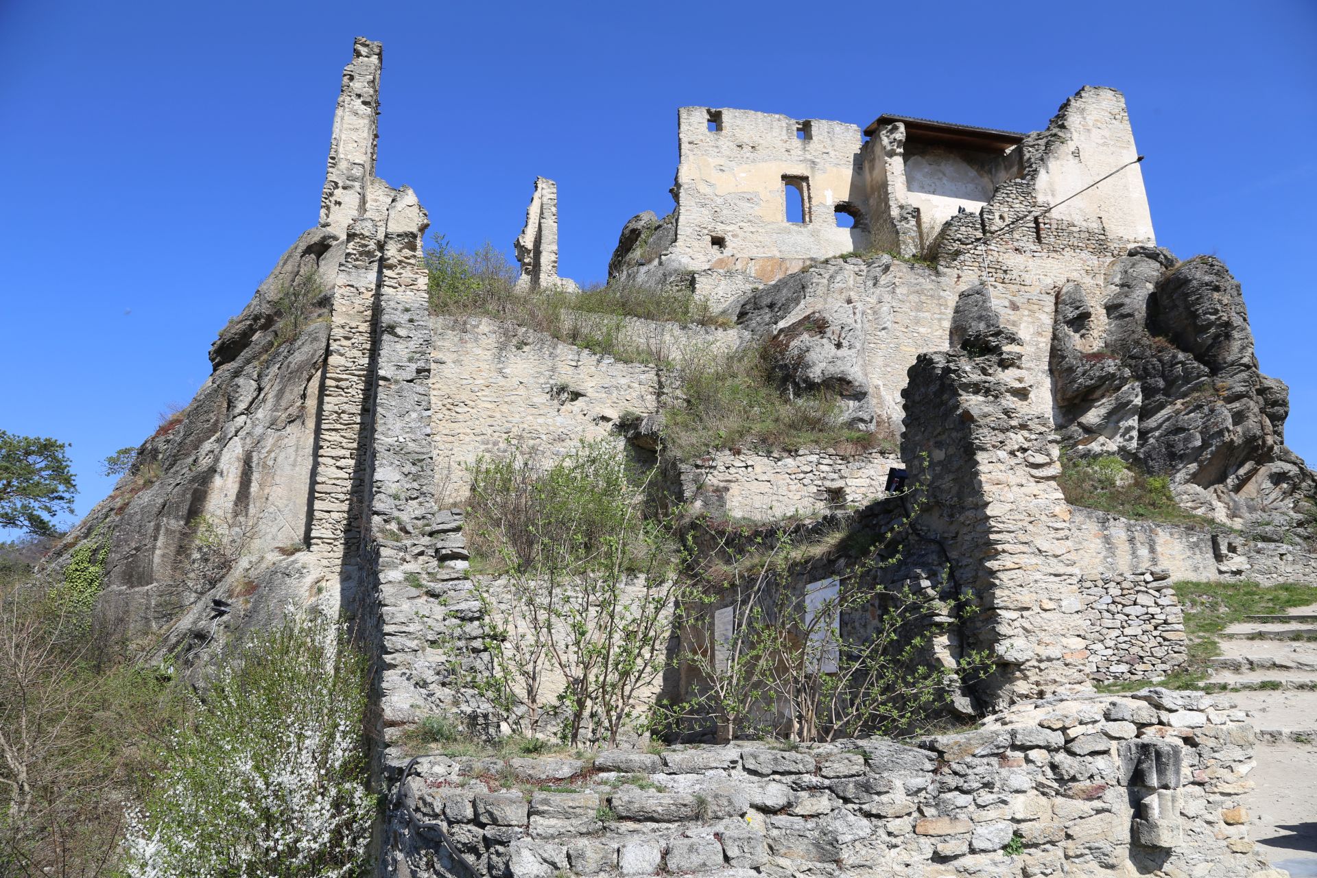 Mein Haus ist meine Burg :-)   Burgruine Dürnstein - alt, Architektur, baufällig, Bauwerk, Burg, Burgruine Dürnstein, Donauregion, Donautal, Dürnstein, Felsenburg, Gebäude, Gemäuer, historisch, Mauer, Ruine, Schlossberg, Sehenswürdigkeit, Steine, Vogelbergsteig, Wachau, zerfall - (Dürnstein, Niederösterreich, Österreich)