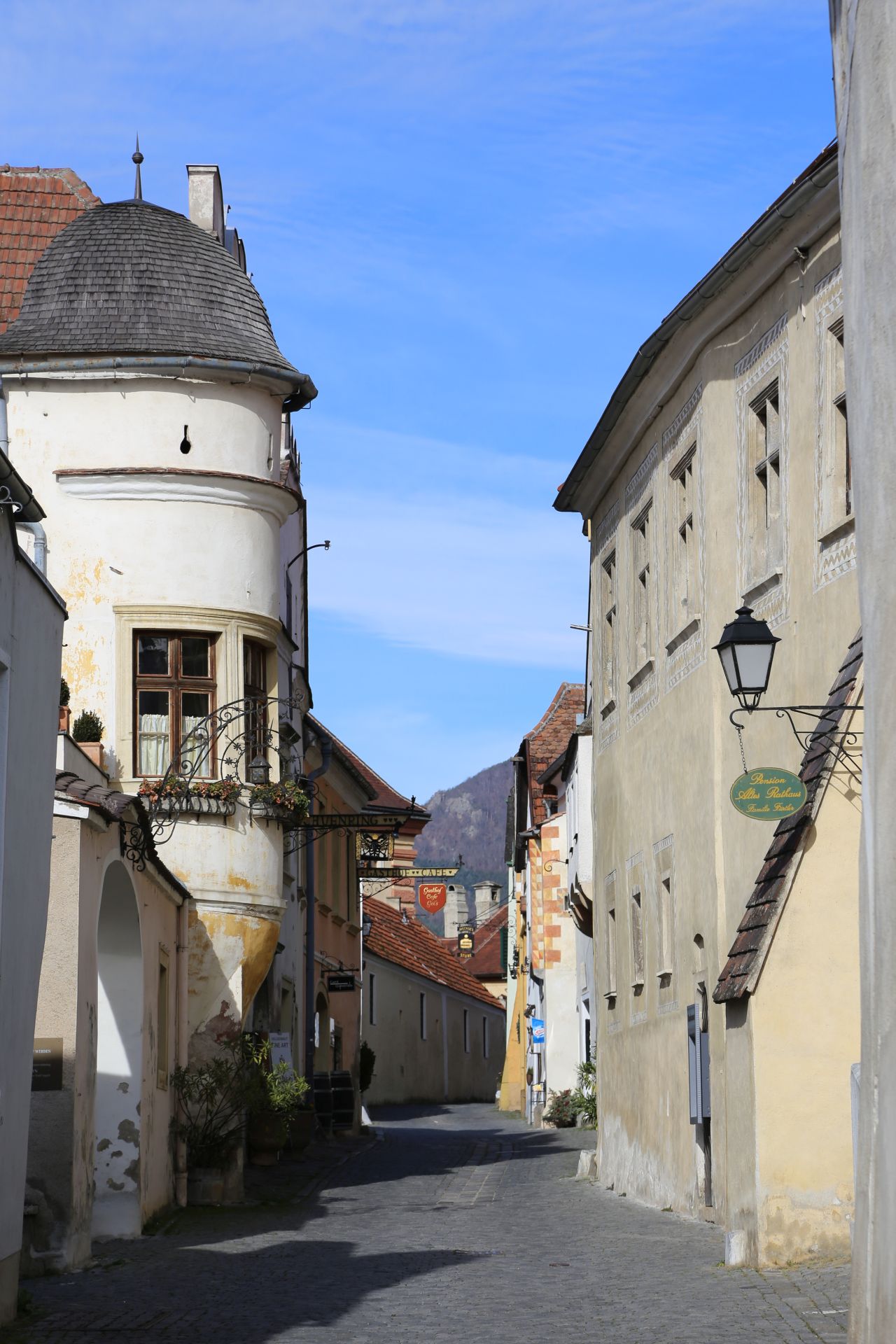 Dürnstein im Winterschlaf. - Architektur, Bauwerk, Donauregion, Donautal, Dürnstein, Gebäude, Schlossberg, Vogelbergsteig, Wachau - (Dürnstein, Niederösterreich, Österreich)