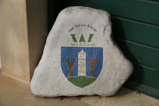 Der Stein der Weisen findet sich auch am Wagram - bemalt, Logo, Stein, Stoaroas, Wappen - (Stetteldorf am Wagram, Niederösterreich, Österreich)