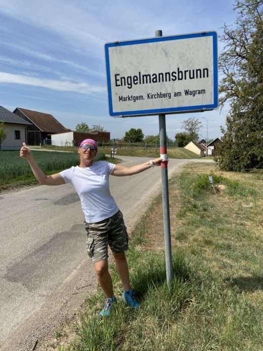 In Engelmannsbrunn schien no immer de Sun! - Engelmannsbrunn, Ortsschild, Ortstafel, Schild, Tafel - HOFBAUER-HOFMANN Sofia - (Engelmannsbrunn, Niederösterreich, Österreich)