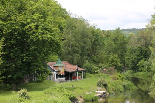 Hundertwasser hat hier seinen Pemstel geschwungen - Architektur, Fluss, Gebäude, Hundertwasser, Kamptal, Kunst, Wälder, Wasser - (Stiefern, Niederösterreich, Österreich)