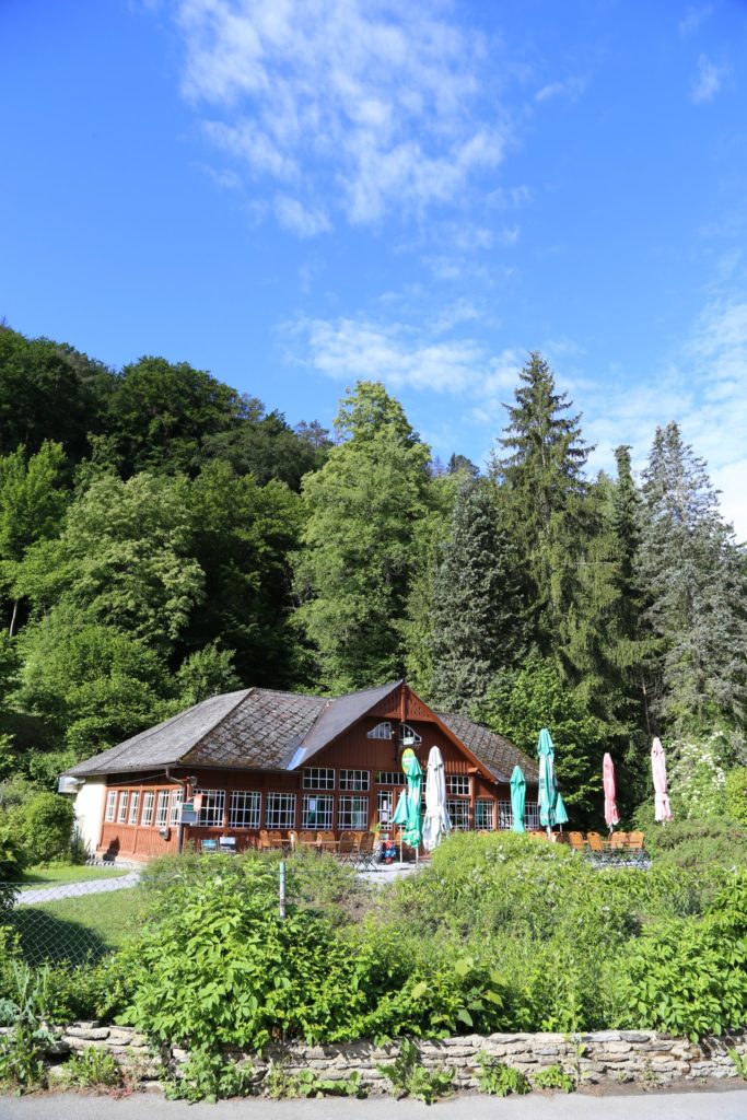 Gasthof zur Thayabrücke freut sich auf deine Wanderpause - Bäume, Gasthauses Thayabrücke, Gebäude, Himmel, Holzsalettl, Nationalpark Thayatal, Natur, Thayatal, Wälder, Wirtshaus, Wolken - (Hardegg, Niederösterreich, Österreich)