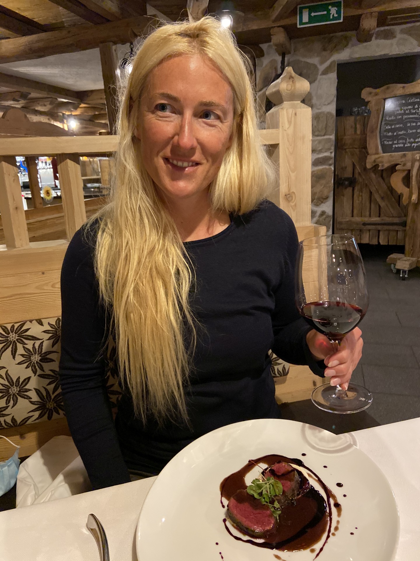 Essen und Wein, so fein! - Dolomiti, Essen, Freudenmahl, Gaststube, Grödner Dolomiten, Mahlzeit, Nahrung, Passo Sella, Personen, Rifugio Salei, Sellajoch, speisen, Stärkung, Südtirol, Tafeln, Verköstigung - WEISSINGER Sofia - (Fossel, Campitello Di Fassa, Trentino-Alto Adige, Italien)