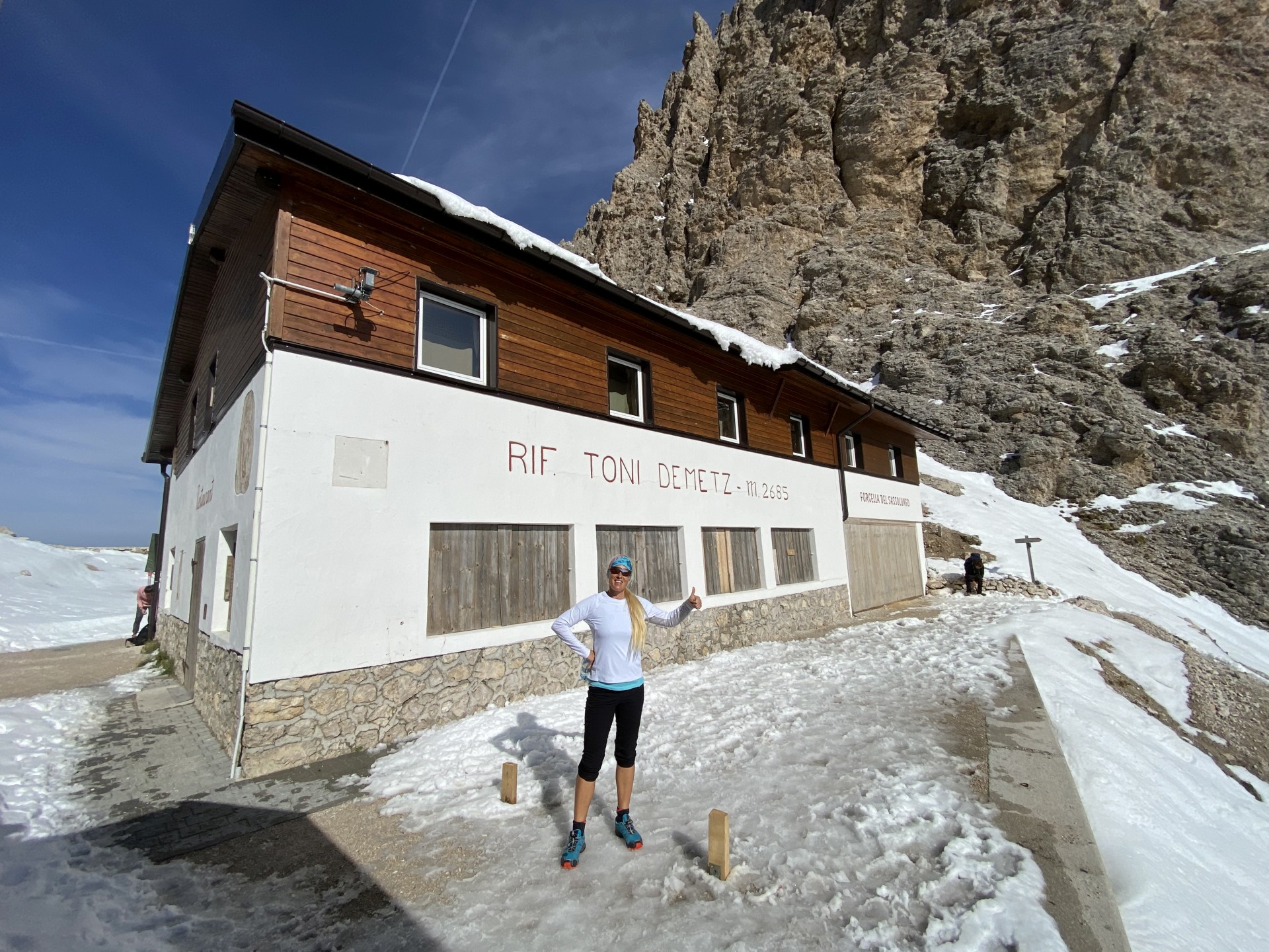 Heite ka Hetz beim Toni Demetz! - Dolomiti, Gebäude, Grödner Dolomiten, Haus, Langkofel, Langkofelgruppe, Langkofelrunde, Langkofelscharte, Passo Sella, Personen, Rifugio Toni Demetz, Schutzhaus, Schutzhütte, Sellajoch, Südtirol - WEISSINGER Sofia - (Fossel, Campitello Di Fassa, Trentino-Alto Adige, Italien)