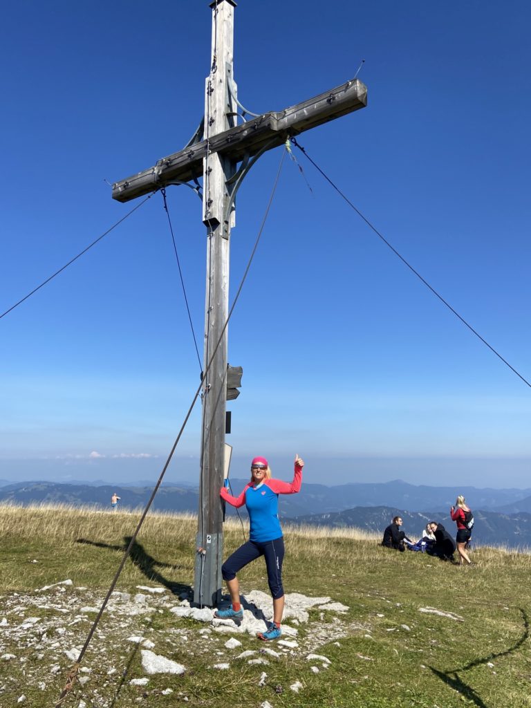 Auf schönen Gipfeln ist man selten alleine - Alpen, Ausblick, Bergkreuz, Gipfel, Gipfelkreuz, Göller-Runde, Himmel, Landschaft, Mürzsteger Alpen, Natur, Panorama, Personen - WEISSINGER Sofia - (Lahnsattel, Niederösterreich, Österreich)