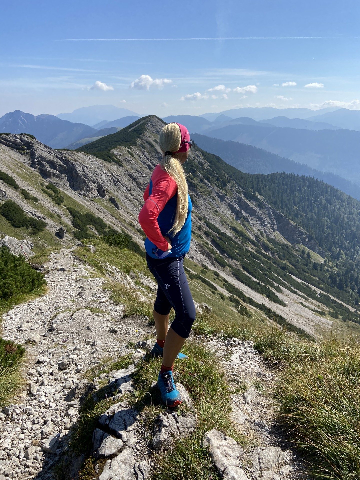 Dieser Weg ist wahrlich ein Ziel - Alpen, Ausblick, Berg, Berggrat, Bergkamm, Gebirge, Göller-Runde, Grat, Gratwanderung, Himmel, Landschaft, Mürzsteger Alpen, Natur, Panorama, Personen, Pfad, Pose, Positur, Wanderweg, Weg - WEISSINGER Sofia - (Lahnsattel, Niederösterreich, Österreich)