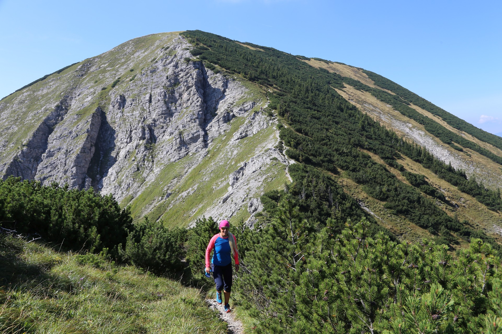 Das Leben ist ein ständiges Auf- und Ab - Alpen, Ausblick, Berg, Berggrat, Bergkamm, Gebirge, Göller-Runde, Grat, Gratwanderung, Landschaft, Mürzsteger Alpen, Natur, Panorama, Personen, Pfad, Pose, Positur, Wanderweg, Weg - WEISSINGER Sofia - (Lahnsattel, Niederösterreich, Österreich)