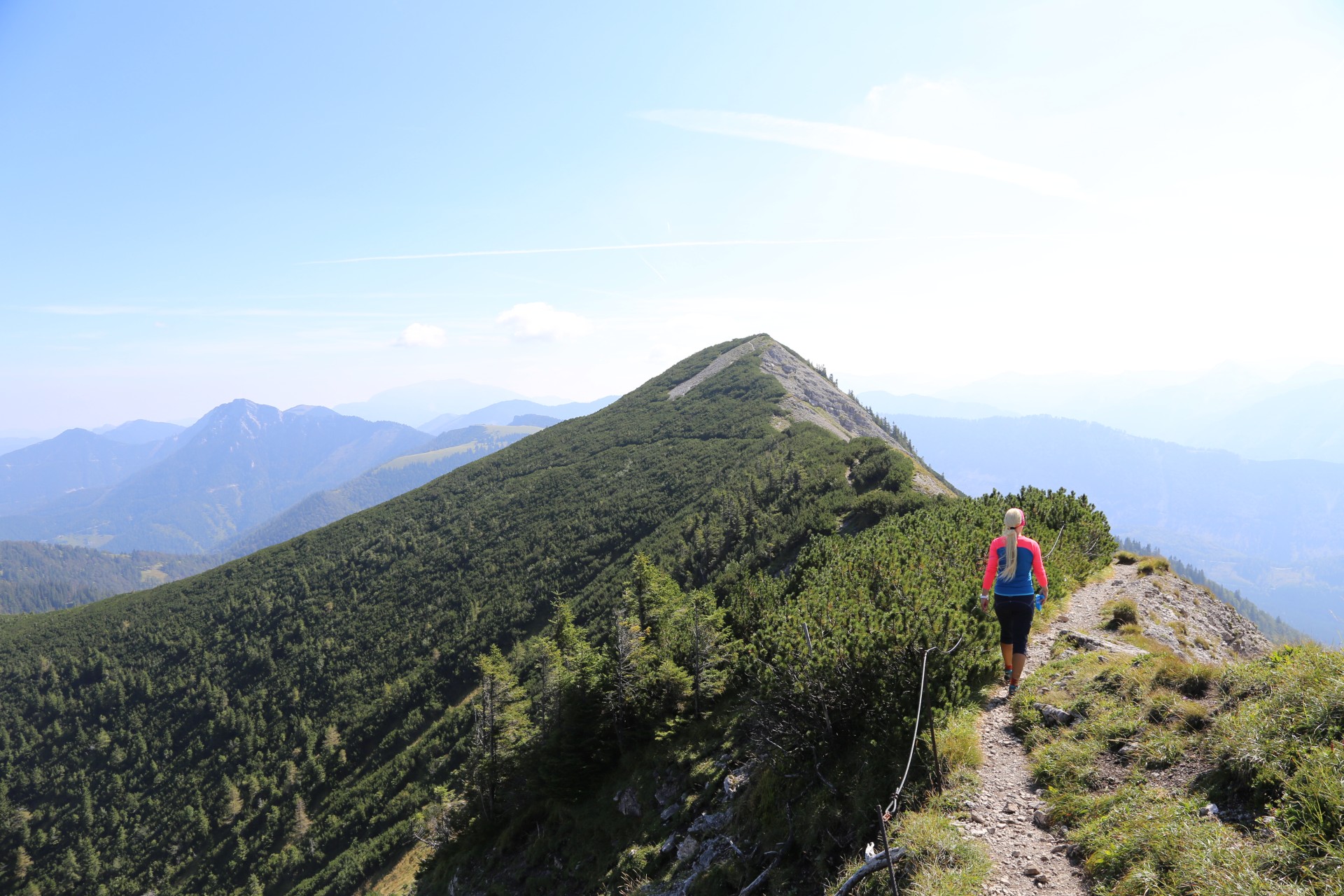 Gratwanderung zwischem Großem und Kleinem Göller - Alpen, Ausblick, Berg, Berggrat, Bergkamm, Gebirge, Göller-Runde, Grat, Gratwanderung, Himmel, Landschaft, Mürzsteger Alpen, Natur, Panorama, Personen, Pfad, Wanderweg, Weg - WEISSINGER Sofia - (Lahnsattel, Niederösterreich, Österreich)